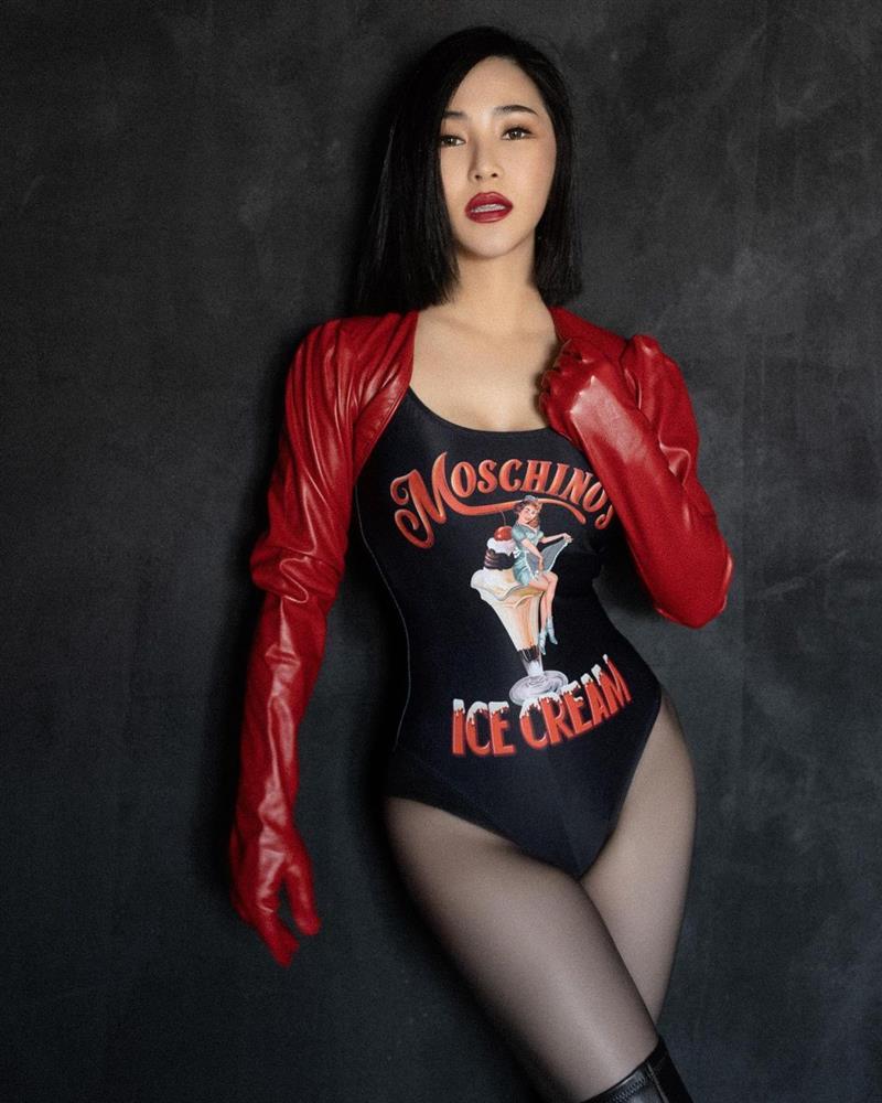 Hương Tràm lăng xê kiểu mặc đồ tắm ngoài quần short như siêu nhân-7