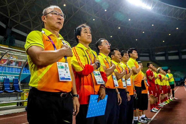 Gặp trợ lý điển trai, thông thạo 3 ngoại ngữ của HLV Park: Tôi mất nhiều thời gian bồi đắp vốn từ chuyên môn và làm quen với giọng của thầy-6