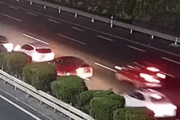 Ô tô đâm liên hoàn, nhiều người thoát nạn trong gang tấc