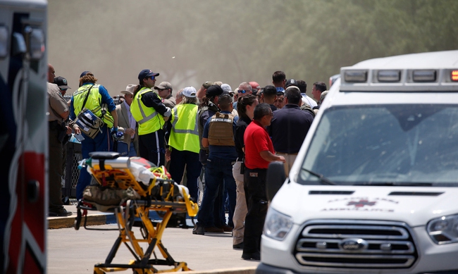 Xả súng trường tiểu học ở Mỹ: Người mẹ vừa gặp con đã âm dương cách biệt, phụ huynh xót thương nữ giáo viên bạc mệnh-1