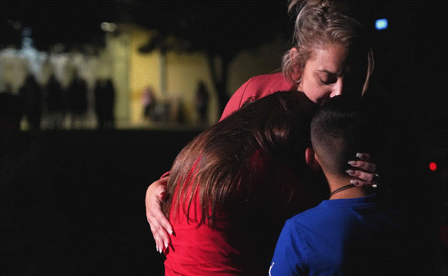 Xả súng trường tiểu học ở Mỹ: Người mẹ vừa gặp con đã âm dương cách biệt, phụ huynh xót thương nữ giáo viên bạc mệnh-8