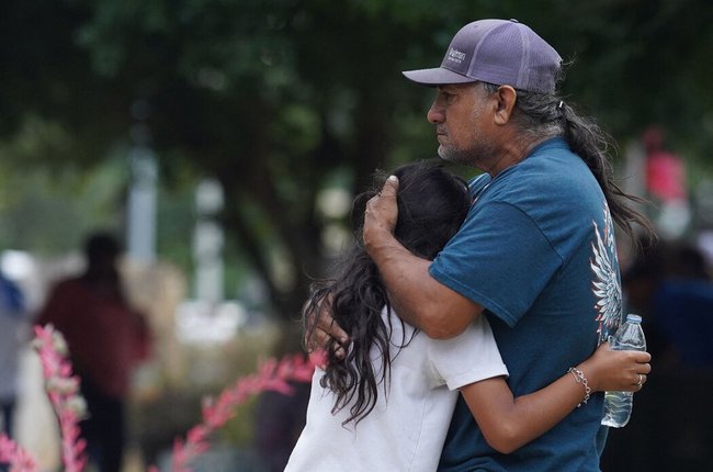 Xả súng trường tiểu học ở Mỹ: Người mẹ vừa gặp con đã âm dương cách biệt, phụ huynh xót thương nữ giáo viên bạc mệnh-9