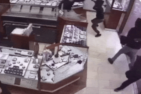 Người phụ nữ che kín mặt rút súng cướp cửa hàng trang sức và cái kết bất ngờ-1