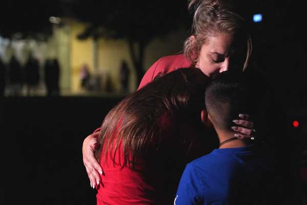 Vụ xả súng tại trường tiểu học Mỹ: Camera ghi lại khoảnh khắc nghi phạm 18 tuổi lén lút đột nhập vào trường học trước khi ra tay-5