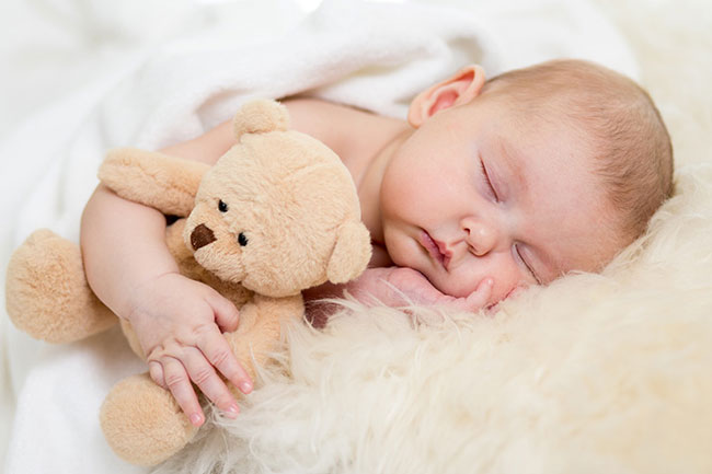 Có nên cho trẻ sơ sinh nằm nghiêng không và những lời khuyên hữu ích để trẻ có giấc ngủ an toàn-2