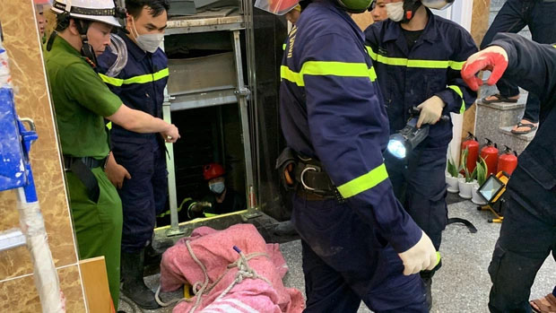 Nguyên nhân ban đầu vụ rơi thang máy khiến 2 người tử vong ở Hà Nội-1