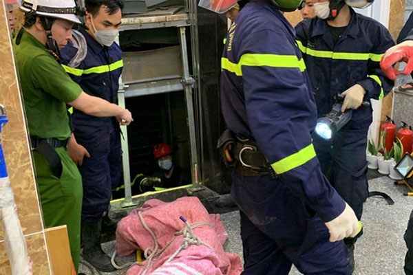 Hà Nội: Người dân vất vả dọn dẹp sau trận mưa lớn đầu mùa, nhiều tài sản hàng trăm triệu trôi theo dòng nước-18