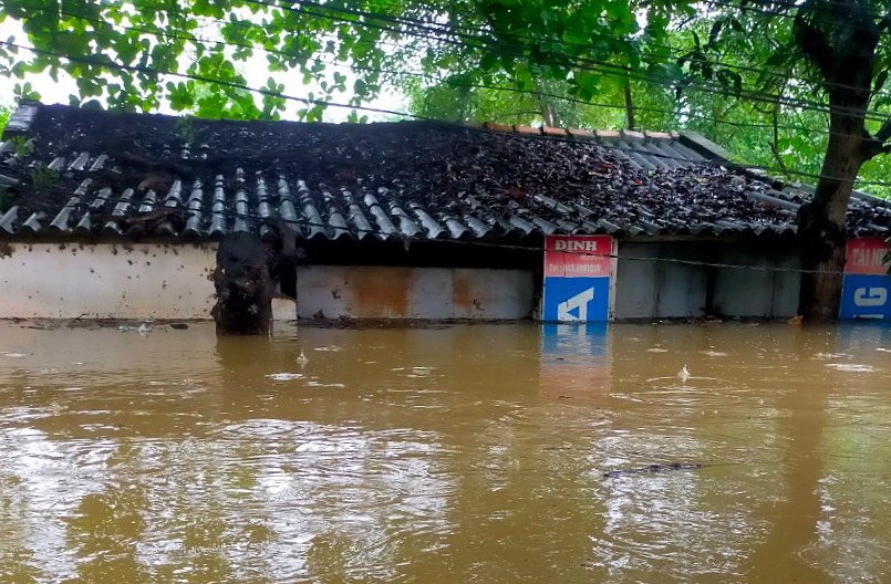 Hà Nội: Người dân vất vả dọn dẹp sau trận mưa lớn đầu mùa, nhiều tài sản hàng trăm triệu trôi theo dòng nước-1