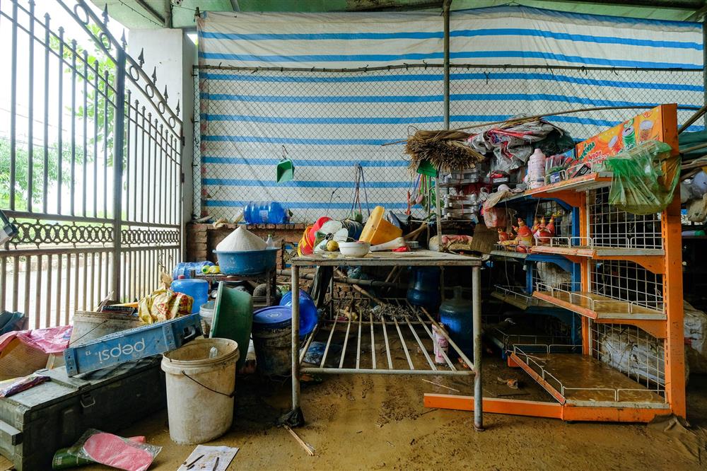 Hà Nội: Người dân vất vả dọn dẹp sau trận mưa lớn đầu mùa, nhiều tài sản hàng trăm triệu trôi theo dòng nước-2