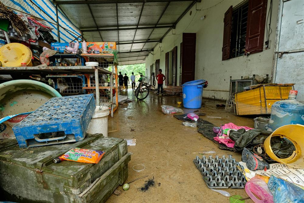 Hà Nội: Người dân vất vả dọn dẹp sau trận mưa lớn đầu mùa, nhiều tài sản hàng trăm triệu trôi theo dòng nước-3