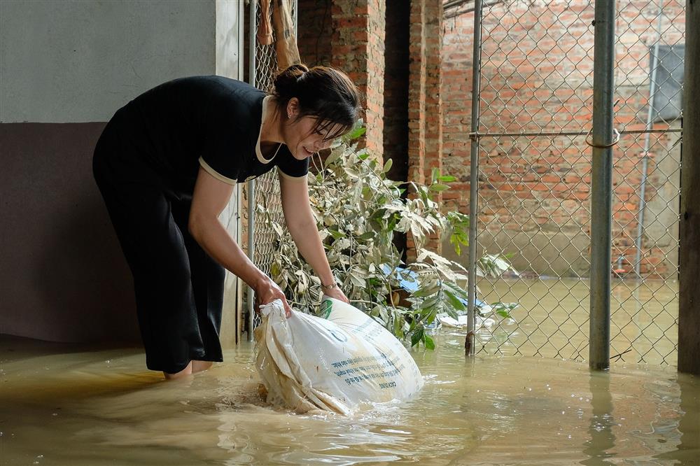 Hà Nội: Người dân vất vả dọn dẹp sau trận mưa lớn đầu mùa, nhiều tài sản hàng trăm triệu trôi theo dòng nước-10