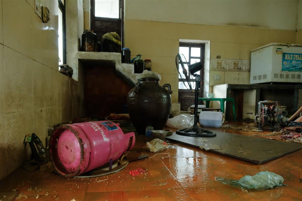 Hà Nội: Người dân vất vả dọn dẹp sau trận mưa lớn đầu mùa, nhiều tài sản hàng trăm triệu trôi theo dòng nước-4