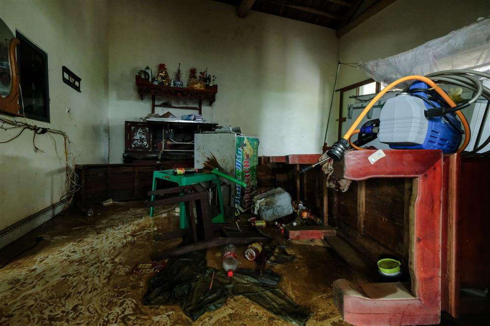 Hà Nội: Người dân vất vả dọn dẹp sau trận mưa lớn đầu mùa, nhiều tài sản hàng trăm triệu trôi theo dòng nước-5