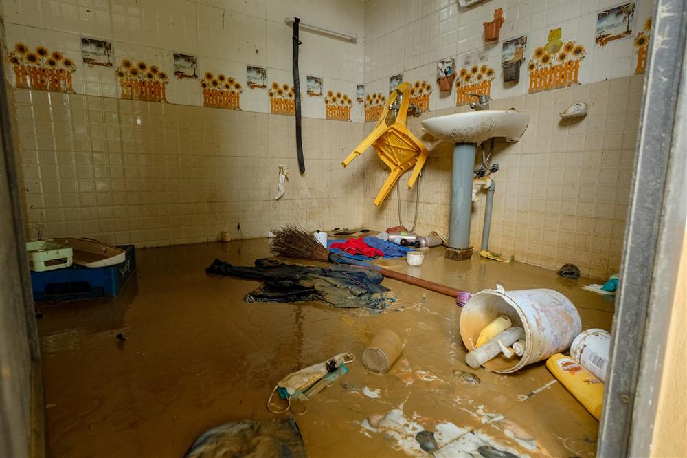 Hà Nội: Người dân vất vả dọn dẹp sau trận mưa lớn đầu mùa, nhiều tài sản hàng trăm triệu trôi theo dòng nước-6