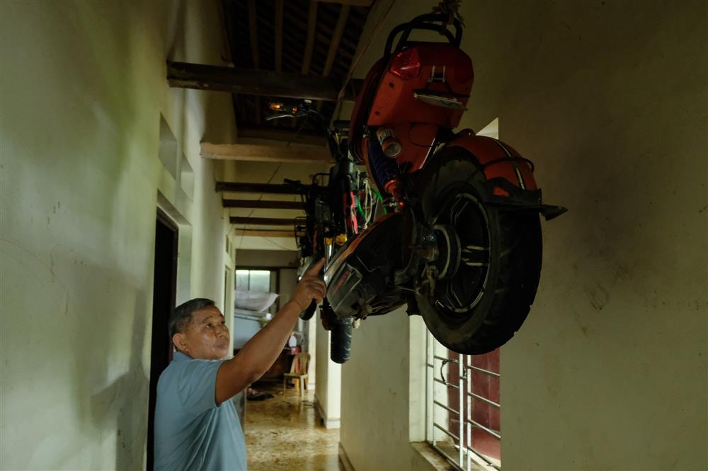 Hà Nội: Người dân vất vả dọn dẹp sau trận mưa lớn đầu mùa, nhiều tài sản hàng trăm triệu trôi theo dòng nước-7