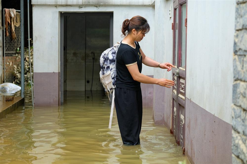 Hà Nội: Người dân vất vả dọn dẹp sau trận mưa lớn đầu mùa, nhiều tài sản hàng trăm triệu trôi theo dòng nước-9