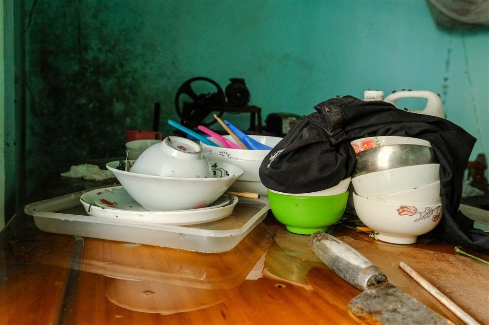 Hà Nội: Người dân vất vả dọn dẹp sau trận mưa lớn đầu mùa, nhiều tài sản hàng trăm triệu trôi theo dòng nước-11