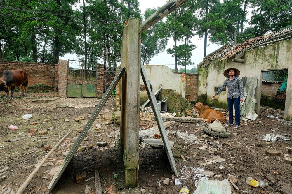Hà Nội: Người dân vất vả dọn dẹp sau trận mưa lớn đầu mùa, nhiều tài sản hàng trăm triệu trôi theo dòng nước-13