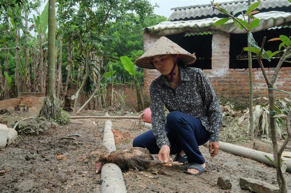 Hà Nội: Người dân vất vả dọn dẹp sau trận mưa lớn đầu mùa, nhiều tài sản hàng trăm triệu trôi theo dòng nước-14