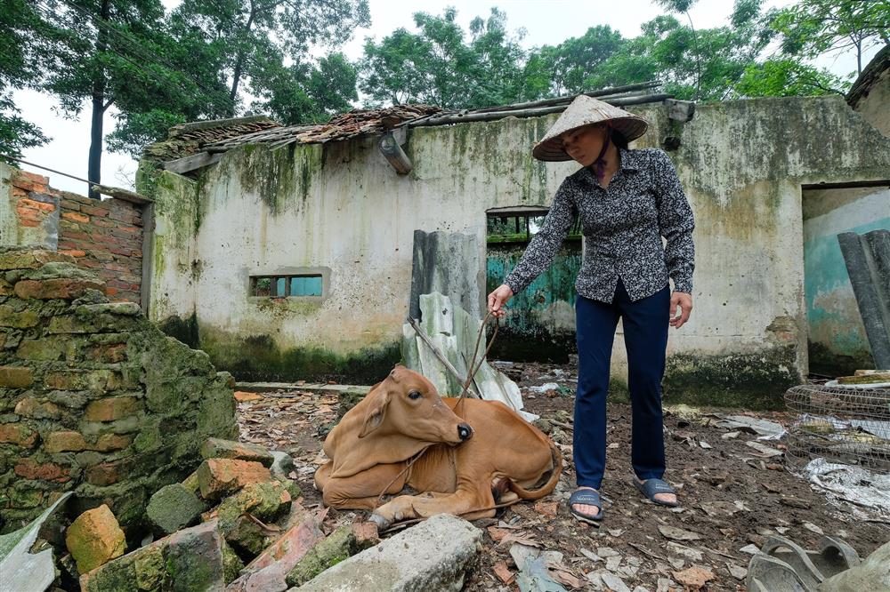 Hà Nội: Người dân vất vả dọn dẹp sau trận mưa lớn đầu mùa, nhiều tài sản hàng trăm triệu trôi theo dòng nước-15