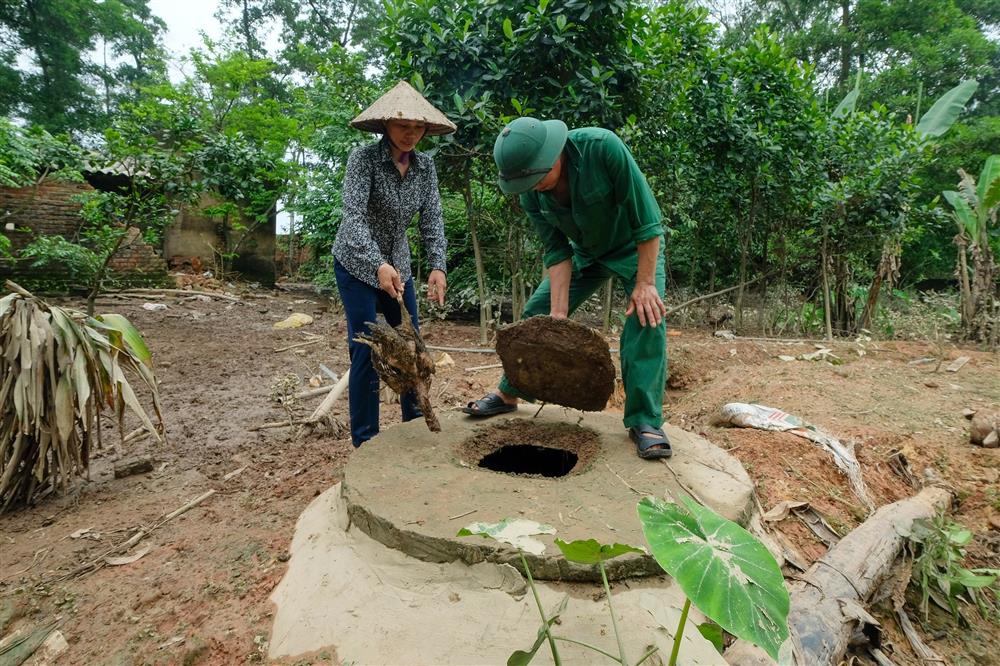Hà Nội: Người dân vất vả dọn dẹp sau trận mưa lớn đầu mùa, nhiều tài sản hàng trăm triệu trôi theo dòng nước-17