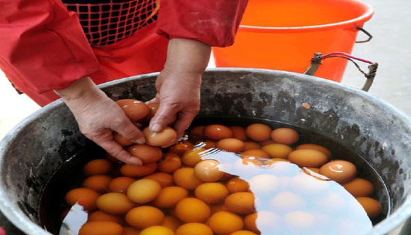 2 sai lầm khi luộc trứng gà có thể gây ngộ độc, nhiều gia đình Việt cũng mắc phải-2