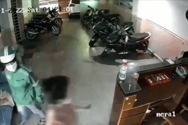 Vừa đút điện thoại vào túi, tên trộm đành phải moi ra sau câu nói của nữ lễ tân