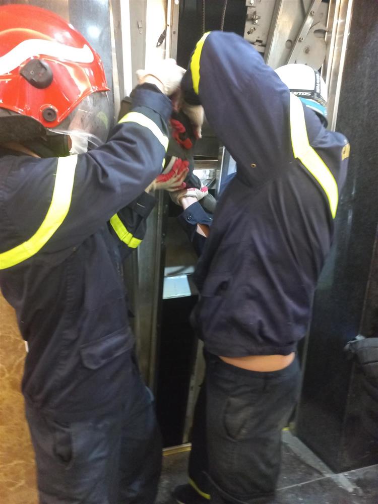 Cận cảnh hiện trường vụ rơi thang máy ở Hà Nội, 2 nạn nhân tử vong khi đang sửa thang-4