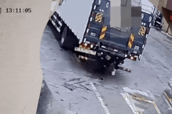 Lao sang đường không quan sát, cô gái thoát chết khó tin ngay dưới bánh xe tải-1