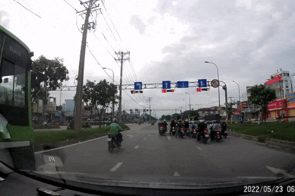 Clip: Thót tim khoảnh khắc bé gái bất ngờ rơi khỏi cửa sổ xe buýt-1