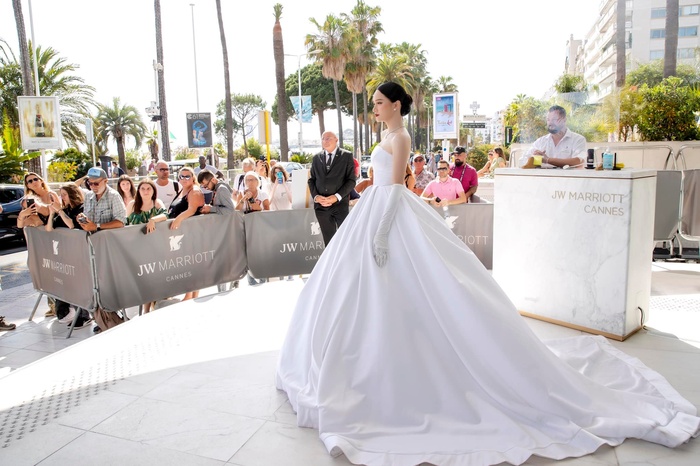 Hương Giang lên đồ lộng lẫy như cô dâu, tiếp bước Lý Nhã Kỳ tại LHP Cannes-7