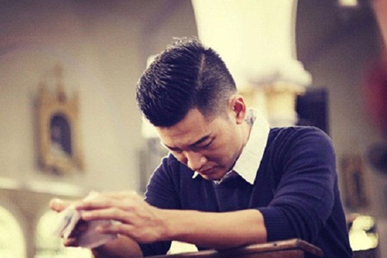 Tang lễ mẹ có 1 người phụ nữ xinh đẹp khóc thương, nhìn rõ mặt em mà tôi đờ đẫn