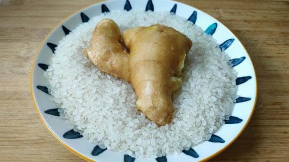 Gừng không được để trong tủ lạnh, mách bạn 3 mẹo nhỏ, sau nửa năm gừng vẫn tươi, không bị khô và không bị hôi!-3