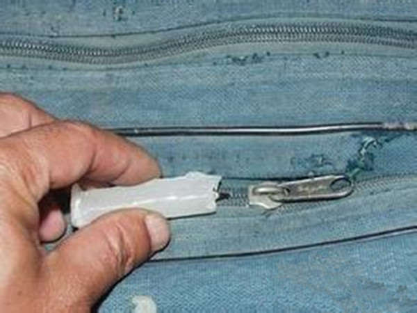 Khóa kéo bị rỉ sét hoặc kẹt vào quần áo phải làm sao? Đừng lo lắng, sử dụng các mẹo này giúp bạn giải quyết nhanh chóng-1