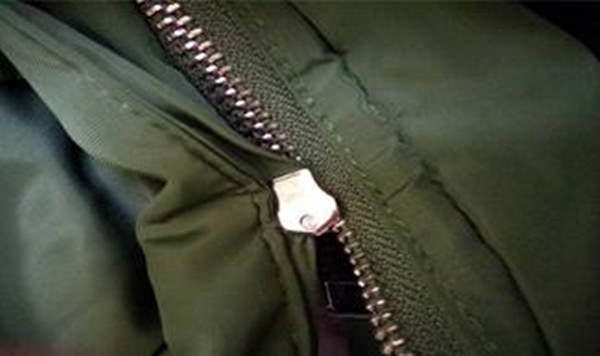 Khóa kéo bị rỉ sét hoặc kẹt vào quần áo phải làm sao? Đừng lo lắng, sử dụng các mẹo này giúp bạn&nbsp;giải quyết nhanh chóng-2