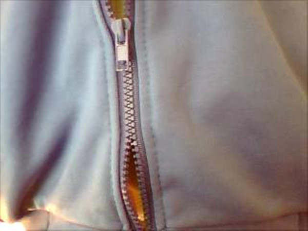 Khóa kéo bị rỉ sét hoặc kẹt vào quần áo phải làm sao? Đừng lo lắng, sử dụng các mẹo này giúp bạn&nbsp;giải quyết nhanh chóng-3