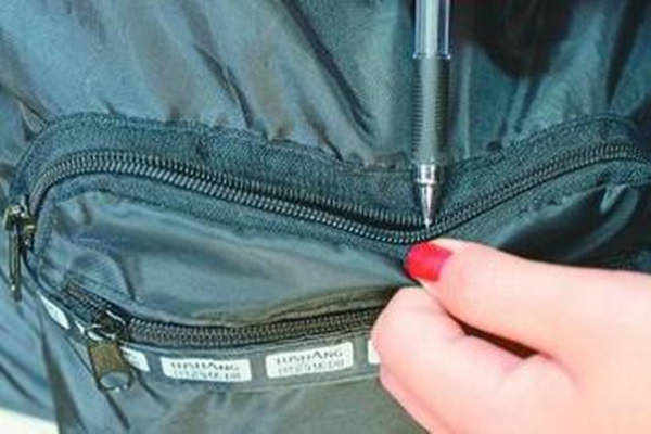 Khóa kéo bị rỉ sét hoặc kẹt vào quần áo phải làm sao? Đừng lo lắng, sử dụng các mẹo này giúp bạn giải quyết nhanh chóng-4
