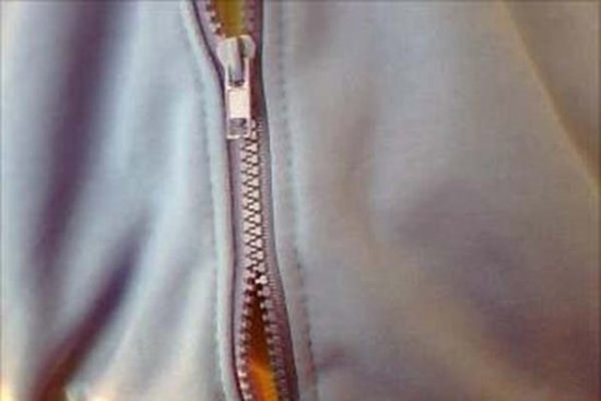 Khóa kéo bị rỉ sét hoặc kẹt vào quần áo phải làm sao? Đừng lo lắng, sử dụng các mẹo này giúp bạn giải quyết nhanh chóng