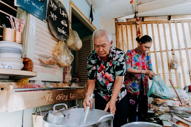 Quán cháo trắng hơn 10 năm chỉ bán giá 1.000 đồng của đôi vợ chồng già ở Sài Gòn: Bán rẻ cho người ta ăn no là được rồi-1