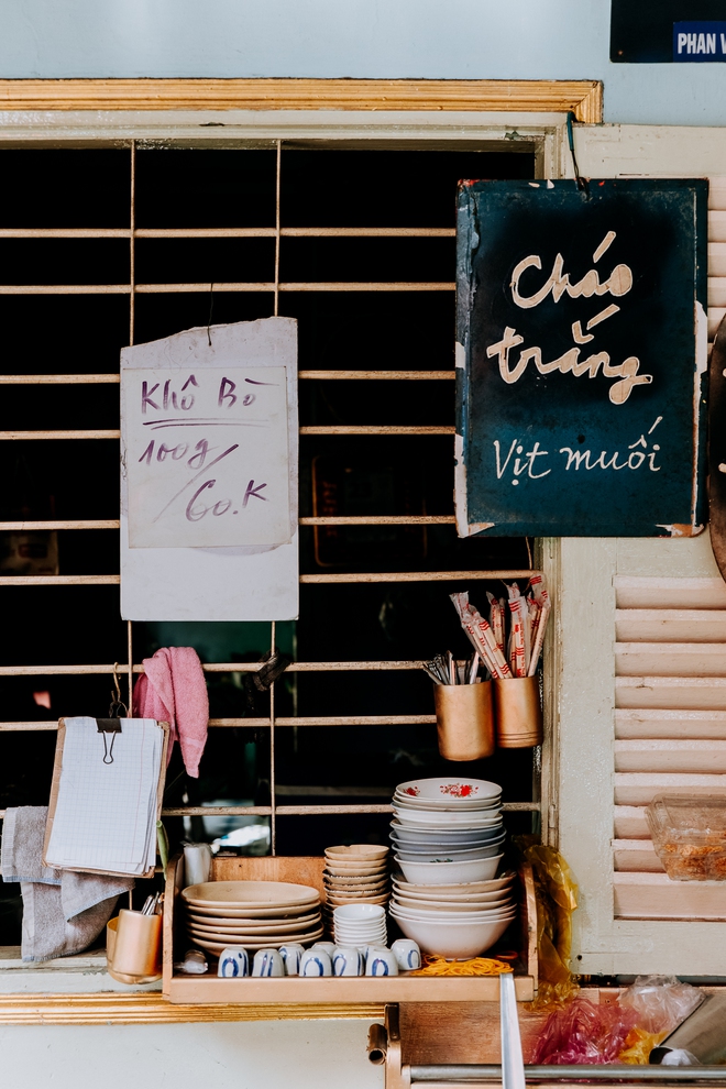 Quán cháo trắng hơn 10 năm chỉ bán giá 1.000 đồng của đôi vợ chồng già ở Sài Gòn: Bán rẻ cho người ta ăn no là được rồi-2