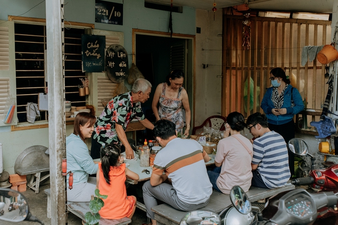Quán cháo trắng hơn 10 năm chỉ bán giá 1.000 đồng của đôi vợ chồng già ở Sài Gòn: Bán rẻ cho người ta ăn no là được rồi-10