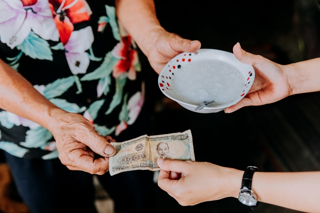 Quán cháo trắng hơn 10 năm chỉ bán giá 1.000 đồng của đôi vợ chồng già ở Sài Gòn: Bán rẻ cho người ta ăn no là được rồi-4