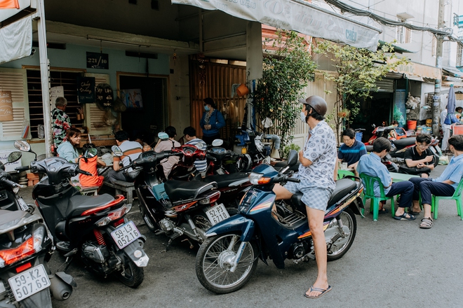 Quán cháo trắng hơn 10 năm chỉ bán giá 1.000 đồng của đôi vợ chồng già ở Sài Gòn: Bán rẻ cho người ta ăn no là được rồi-5