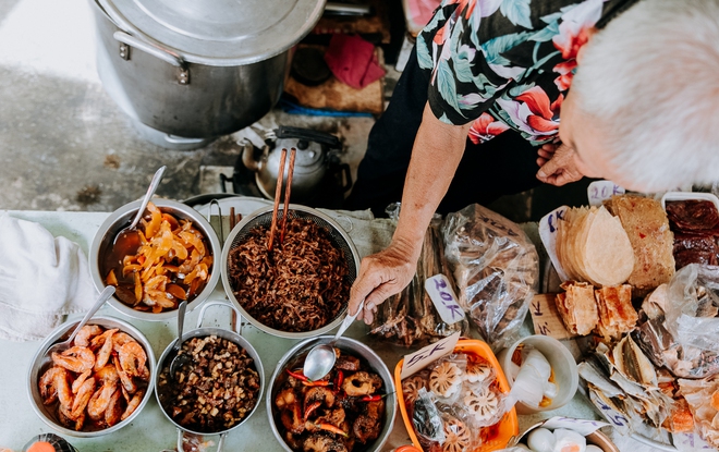 Quán cháo trắng hơn 10 năm chỉ bán giá 1.000 đồng của đôi vợ chồng già ở Sài Gòn: Bán rẻ cho người ta ăn no là được rồi-6