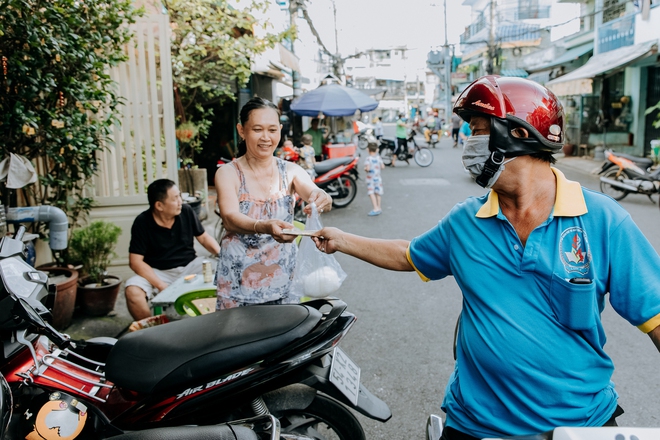Quán cháo trắng hơn 10 năm chỉ bán giá 1.000 đồng của đôi vợ chồng già ở Sài Gòn: Bán rẻ cho người ta ăn no là được rồi-7
