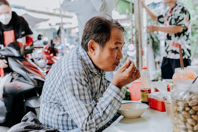 Quán cháo trắng hơn 10 năm chỉ bán giá 1.000 đồng của đôi vợ chồng già ở Sài Gòn: Bán rẻ cho người ta ăn no là được rồi-8