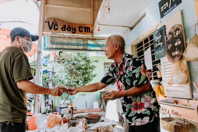 Quán cháo trắng hơn 10 năm chỉ bán giá 1.000 đồng của đôi vợ chồng già ở Sài Gòn: Bán rẻ cho người ta ăn no là được rồi-9