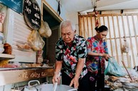 Quán cháo trắng hơn 10 năm chỉ bán giá 1.000 đồng của đôi vợ chồng già ở Sài Gòn: 'Bán rẻ cho người ta ăn no là được rồi'