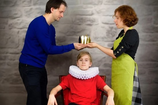 7 biểu hiện cho thấy cha mẹ bao bọc trẻ quá mức, 9/10 phụ huynh Việt sửng sốt nhận ra đang nuôi con sai cách!