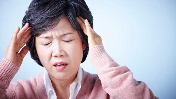 Sau khi chồng mất, tôi đưa con về ở nhờ nhà bố mẹ đẻ, 20 năm sau con trai lập nghiệp thành công, bố mẹ chồng đến cầu xin một việc ngay trong đêm-1